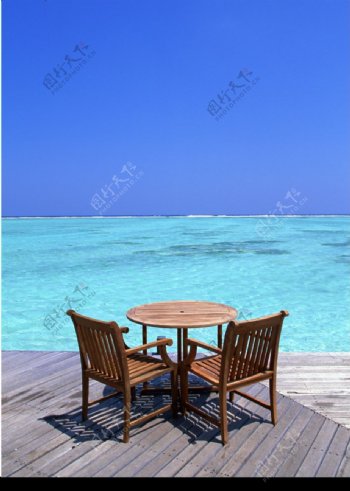 海边椅子图片