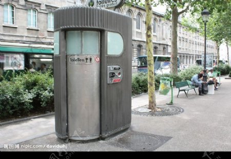 巴黎街头的免费全自动公共厕所图片