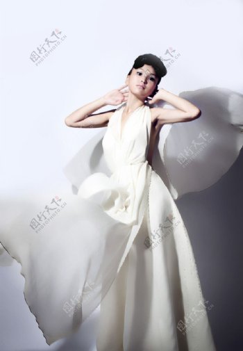 美女白色的连衣裙图片