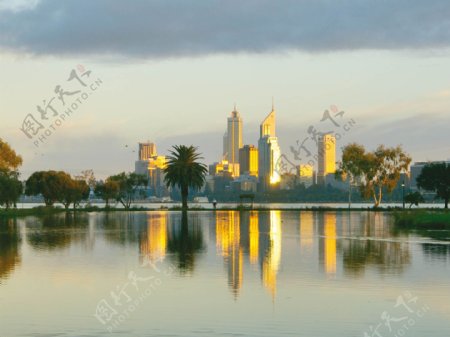 澳洲水天一色的城市风光图片