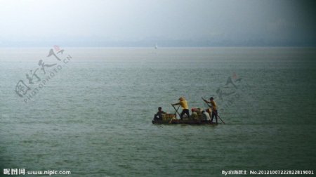 海上劳作的渔民图片