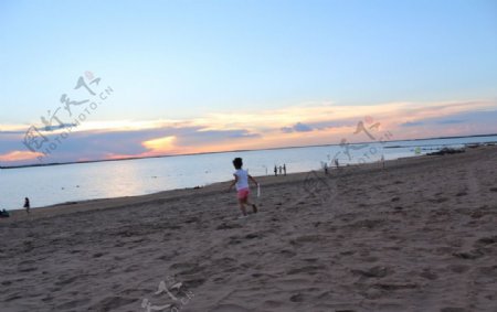 黄昏中的沙滩图片