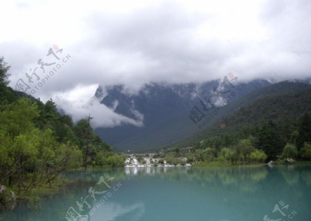 丽江雪山湖水图片