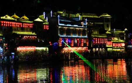 凤凰河畔夜景图片
