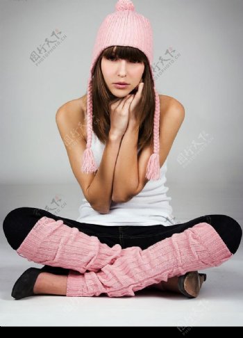 粉红帽子年轻女孩图片