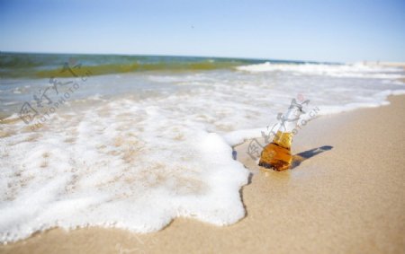 沙滩海边啤酒瓶图片