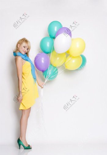 拎气球美女图片