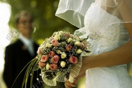 拿着花的新娘图片
