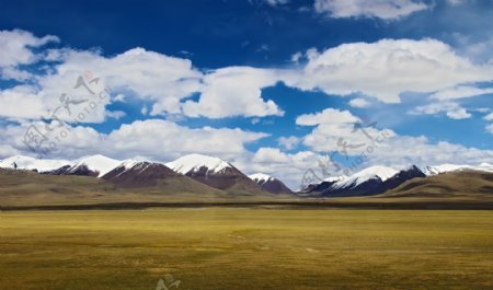 西藏蓝天白云和雪山图片