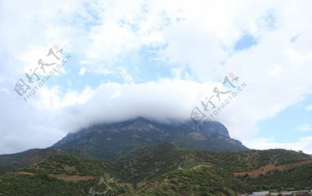 泸沽湖的女神山图片