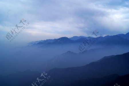 仙山雾净图片