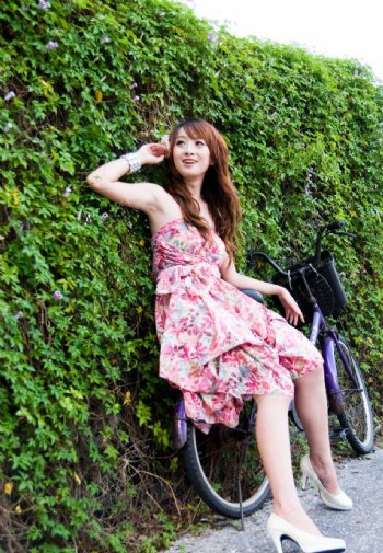 美女小瑛与自行车图片