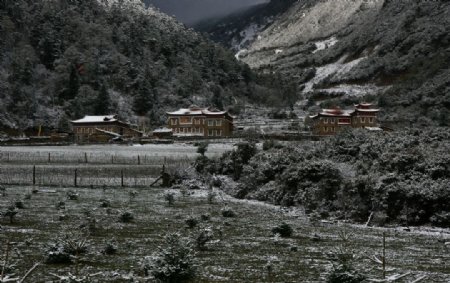 雪中贡嘎村图片
