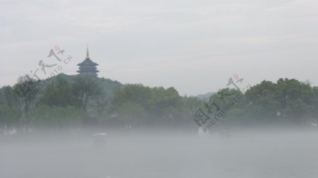 雾中杭州西湖图片