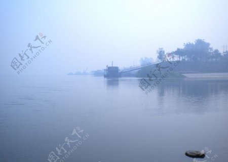 雾霭码头图片