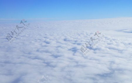 厚厚的白云图片
