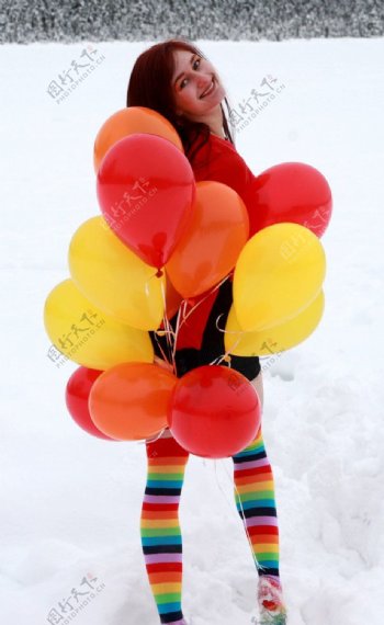 雪天长筒袜彩色飞扬气球图片