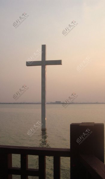水中十字架图片