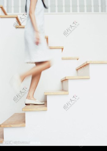上楼梯的女孩儿图片