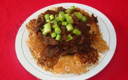 土锅巴烩牛肉图片