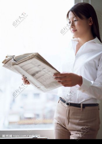 美女看报纸图片