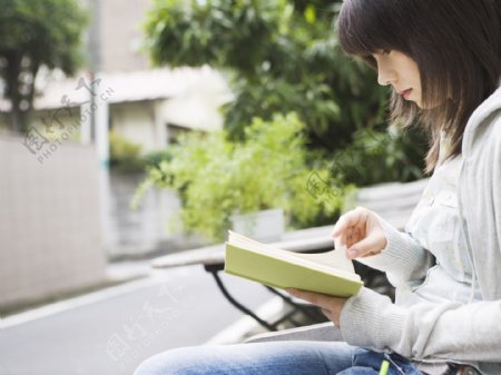 女大学生看书图片