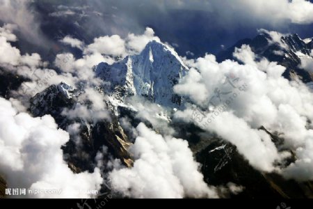 西藏高山云雾图片