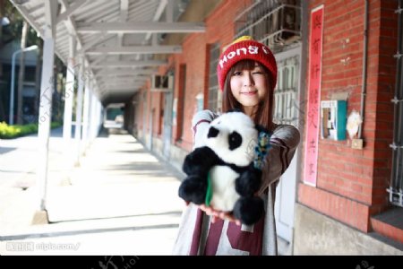 台湾美少女模特洪诗与玩具熊猫图片