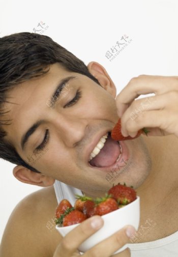 吃草莓的帅哥图片