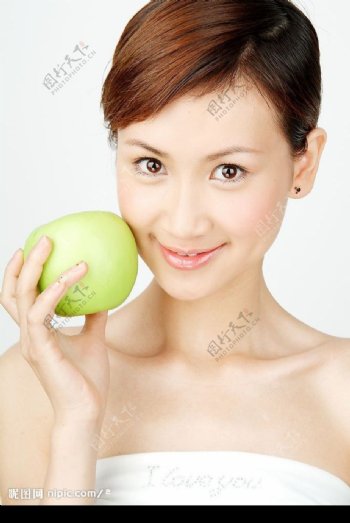 美女拿着苹果图片