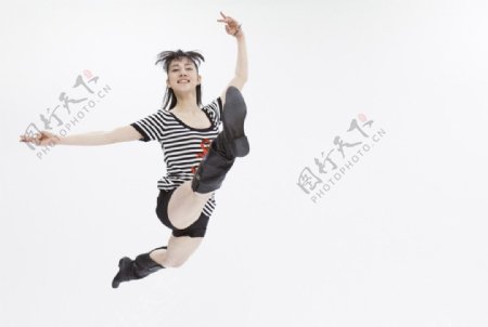 舞蹈跳跃的女大学生图片
