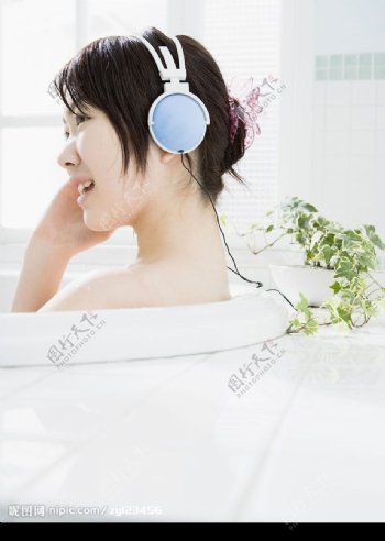 浴缸少女图片