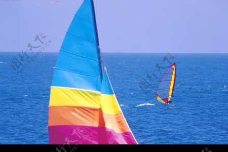 海边彩色帆船图片