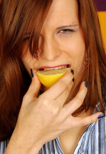 吃桔子的女人图片