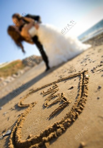 沙滩爱心幸福的新娘新郎图片