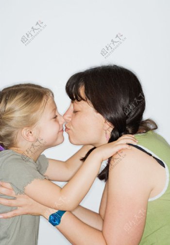 亲吻的母女图片