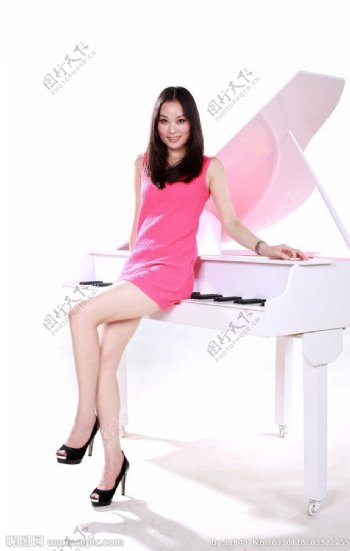 红裙美女与钢琴图片