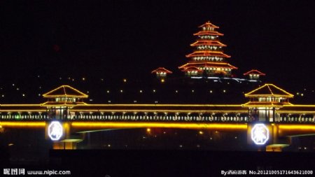 廊桥与石鼓阁夜景图片