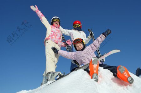 滑雪场快乐家庭图片