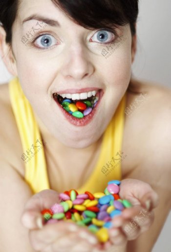 吃彩色糖果的美女图片