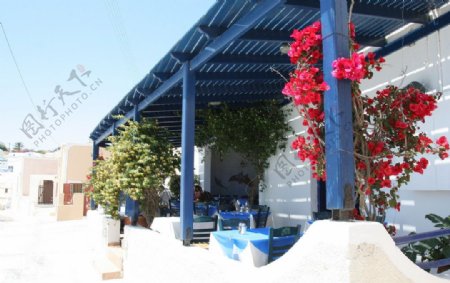 希腊海边栈道的小酒吧图片