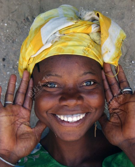非洲女性笑脸头巾洁白的牙齿图片