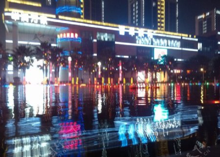 城市水中的光影图片
