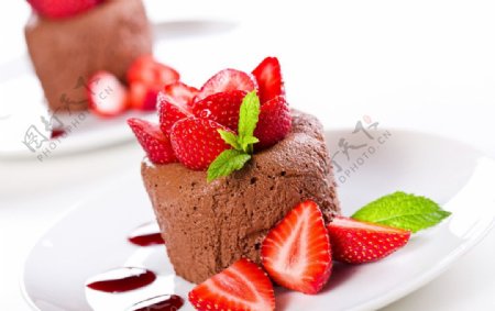 草莓巧克力慕斯蛋糕图片