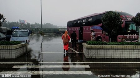 雨中的阿拉伯姑娘图片