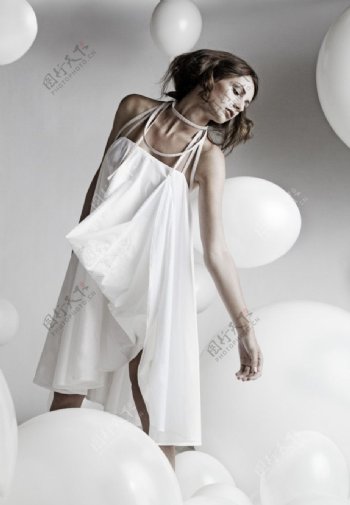 穿白色吊带裙的美女图片