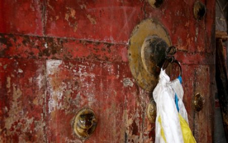 藏庙红色大门图片