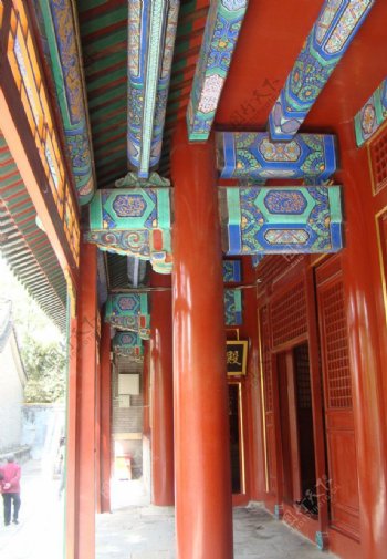 北京潭柘寺红柱走廊图片