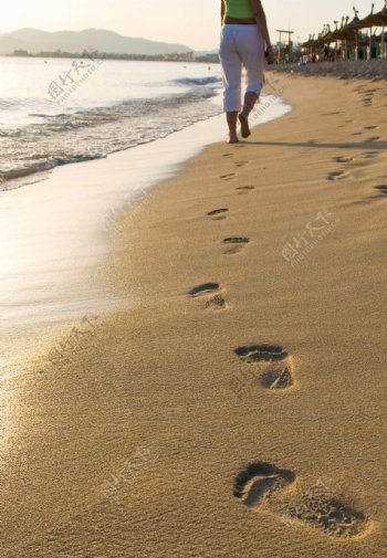 沙滩脚印脚部图片