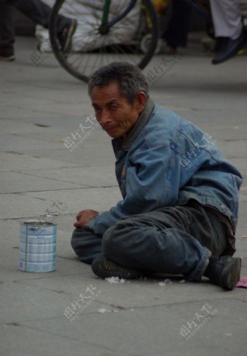街边的乞丐图片